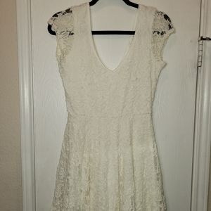 R2D White Laced Vneck Midi Dress sz Medium